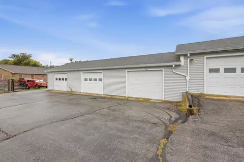 Exterior - 1035 Cheyenne Ave, Springfield, OH 45503 photo 4 of 6