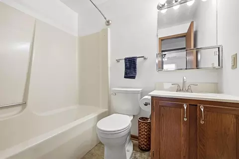 Bath - 1035 Cheyenne Ave, Springfield, OH 45503 photo 1 of 2