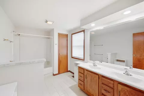 Bath - 2881 Deer Run Rd, Springfield, OH 45504 photo 3 of 6