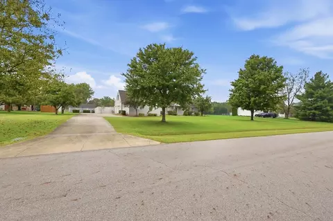 Exterior - 2881 Deer Run Rd, Springfield, OH 45504 photo 3 of 14