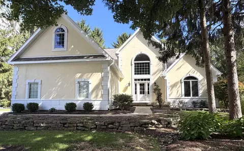 220 Bent Pines Ct, Bellefontaine, OH 43311