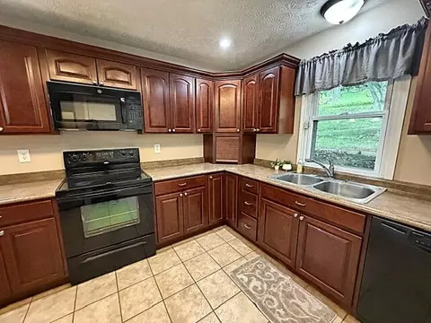 Kitchen - 1232 Holly Dr, Springfield, OH 45504 photo 5 of 9