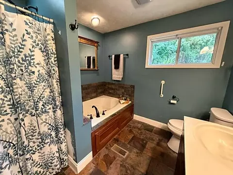Bath - 1232 Holly Dr, Springfield, OH 45504 photo 3 of 5