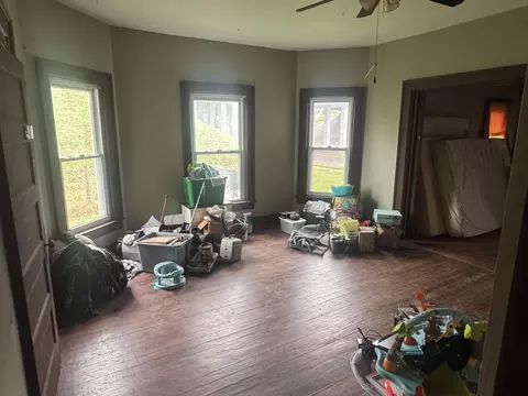 Living - 961 Lagonda Ave, Springfield, OH 45503 photo 1 of 2