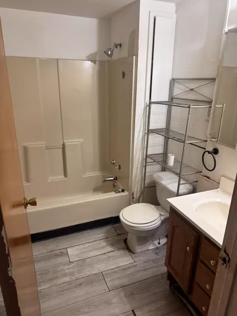 Bath - 961 Lagonda Ave, Springfield, OH 45503 photo 1 of 2