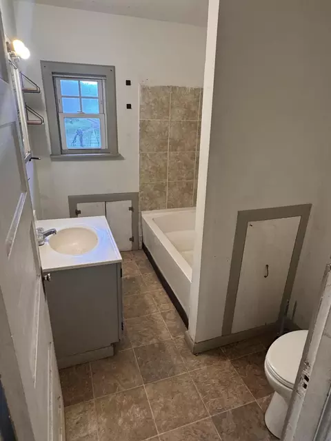 Bath - 961 Lagonda Ave, Springfield, OH 45503 photo 2 of 2