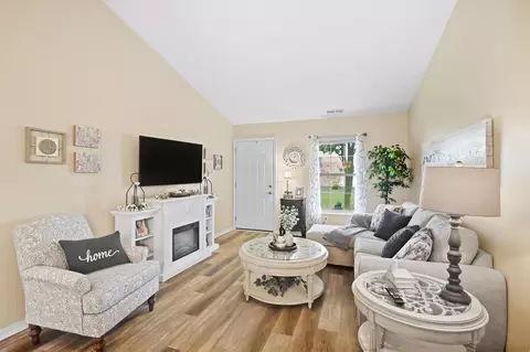 Living - 4791 Cornell St, Springfield, OH 45503 photo 2 of 4
