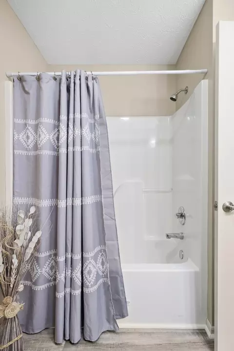 Bath - 4791 Cornell St, Springfield, OH 45503 photo 6 of 6