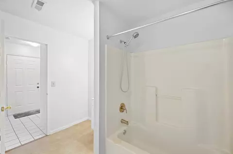 Bath - 3986 Covington Dr, Springfield, OH 45503 photo 2 of 4