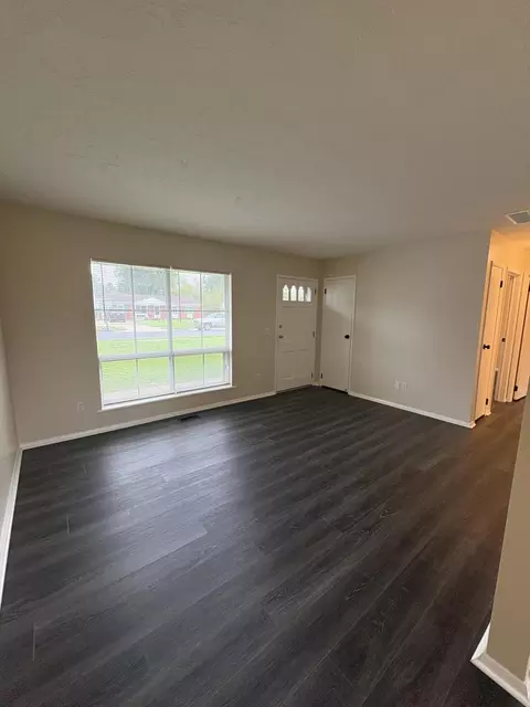 Living - 3147 Sudbury St, Springfield, OH 45503 photo 2 of 2