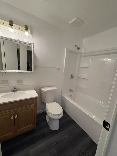 Bath - 3147 Sudbury St, Springfield, OH 45503 photo 2 of 3