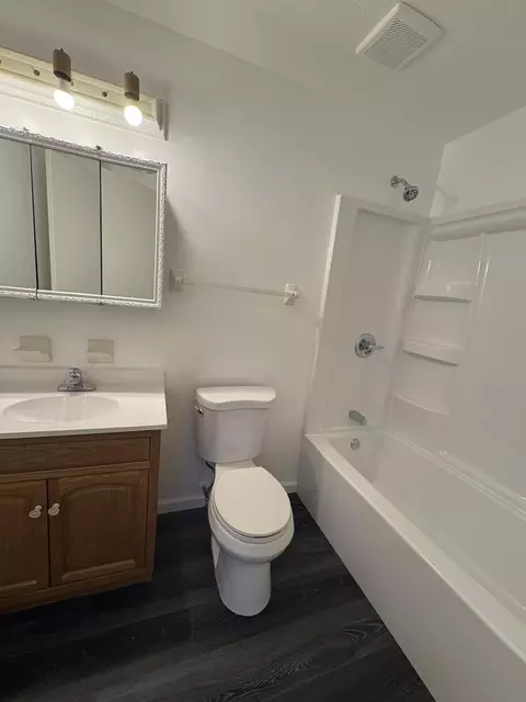 Bath - 3147 Sudbury St, Springfield, OH 45503 photo 1 of 3