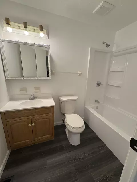 Bath - 3147 Sudbury St, Springfield, OH 45503 photo 3 of 3