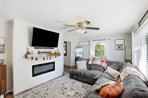 Living - 615 Mount Joy St, Springfield, OH 45505 photo 2 of 3