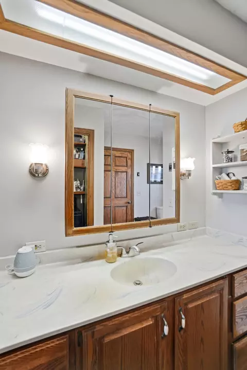 Bath - 17611 Botkins Rd, Botkins, OH 45306 photo 3 of 6