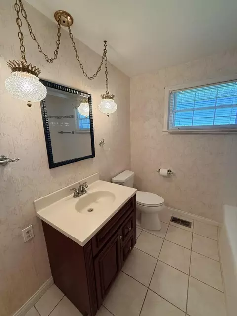Bath - 6162 Prairie Rd, Springfield, OH 45502 photo 1 of 6