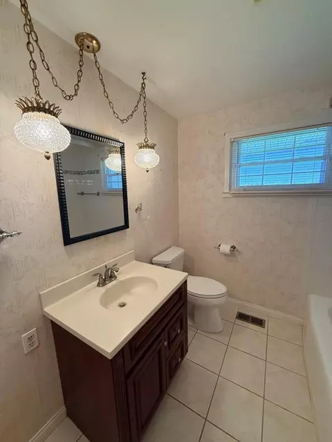 Bath - 6162 Prairie Rd, Springfield, OH 45502 photo 3 of 6