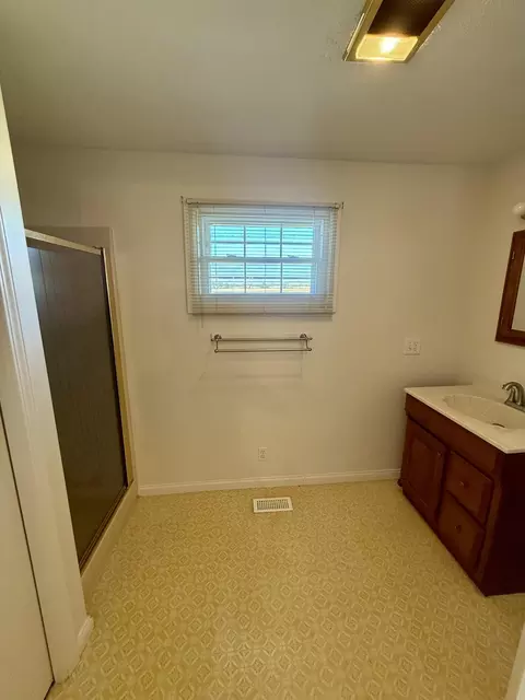 Bath - 6162 Prairie Rd, Springfield, OH 45502 photo 4 of 6