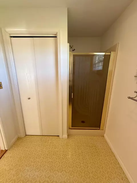 Bath - 6162 Prairie Rd, Springfield, OH 45502 photo 6 of 6