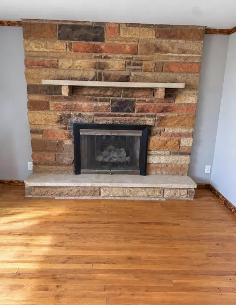 Living - 1418 Titus Rd, Springfield, OH 45502 photo 2 of 3