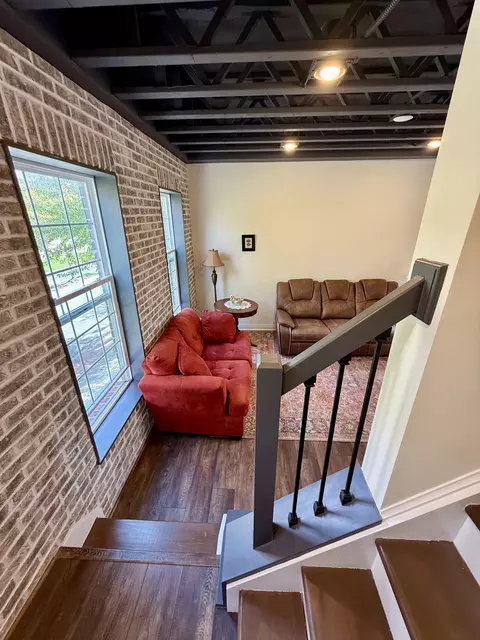 Living - 21 Mill Run Pl, Springfield, OH 45502 photo 2 of 2