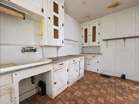 Kitchen - 419 S Clairmont Ave, Springfield, OH 45505 photo 2 of 2