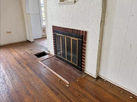 Living - 419 S Clairmont Ave, Springfield, OH 45505 photo 2 of 3