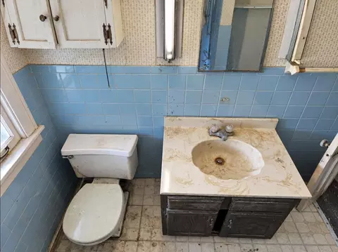 Bath - 419 S Clairmont Ave, Springfield, OH 45505 photo 2 of 2