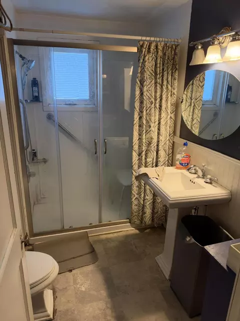 Bath - 1432 Broadway St, Springfield, OH 45504 photo 1 of 1