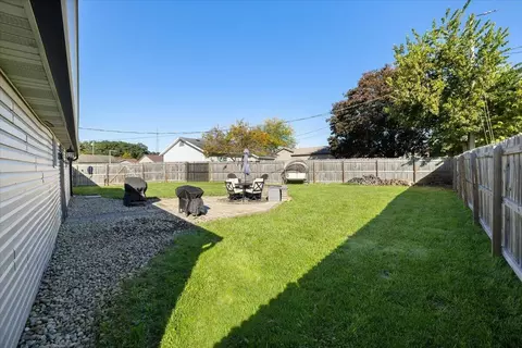 Exterior - 1700 Elaina Dr, Springfield, OH 45503 photo 6 of 11