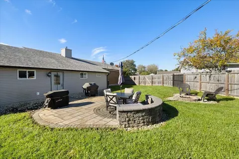 Exterior - 1700 Elaina Dr, Springfield, OH 45503 photo 9 of 11