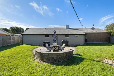 Exterior - 1700 Elaina Dr, Springfield, OH 45503 photo 10 of 11