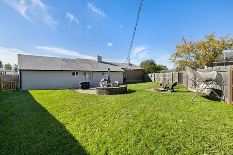 Exterior - 1700 Elaina Dr, Springfield, OH 45503 photo 8 of 11