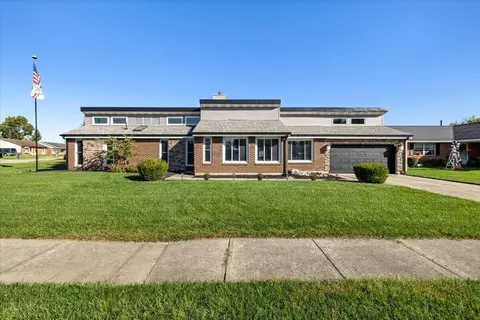 Exterior - 1700 Elaina Dr, Springfield, OH 45503 photo 2 of 11