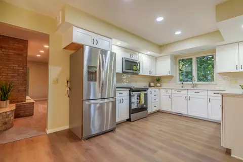 Kitchen - 1602 Beck Dr, Sidney, OH 45365 photo 4 of 6