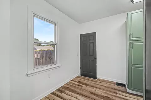 Entry Way - 228 N Douglas Ave, Springfield, OH 45503 photo 2 of 3