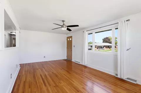 Living - 4413 Randall Dr, Springfield, OH 45503 photo 3 of 4
