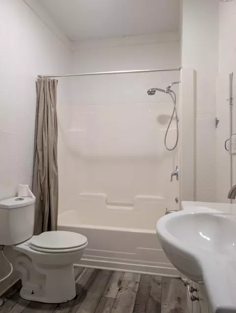 Bath - 129 Hill Ave, Sidney, OH 45365 photo 3 of 4
