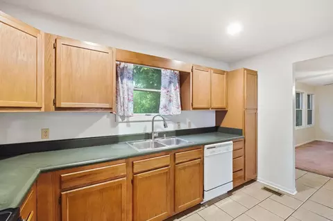 Kitchen - 1514 E Ridgeview Cir, Springfield, OH 45504 photo 2 of 3