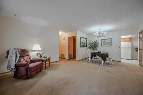 Living - 5560 S Pitchin Rd, Springfield, OH 45502 photo 1 of 2