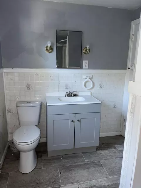 Bath - 836-838 Rodgers Dr, Springfield, OH 45503 photo 3 of 4