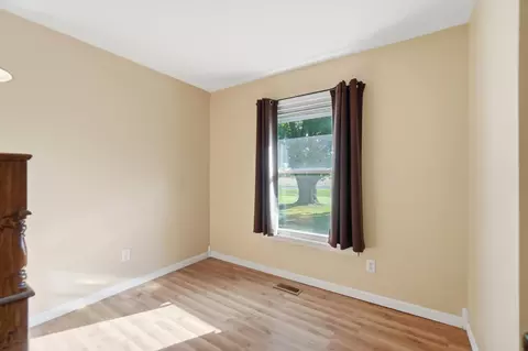 Bedroom - 6206 Cemetery Rd, De Graff, OH 43318 photo 4 of 6