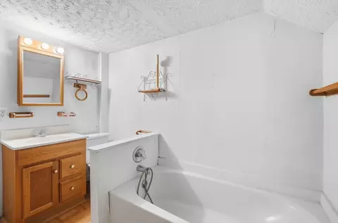 Bath - 7570 Troy Rd, Springfield, OH 45502 photo 3 of 4