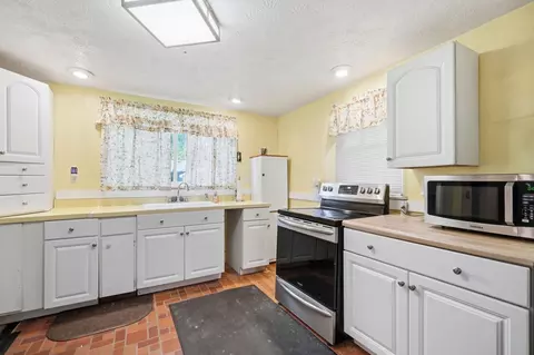 Kitchen - 7570 Troy Rd, Springfield, OH 45502 photo 2 of 4