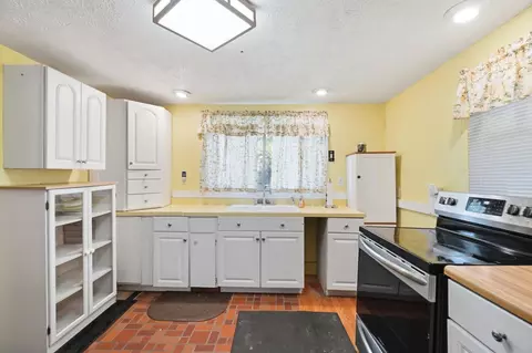 Kitchen - 7570 Troy Rd, Springfield, OH 45502 photo 1 of 4