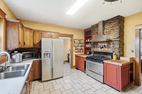 Kitchen - 5627 S Pitchin Rd, Springfield, OH 45502 photo 5 of 9
