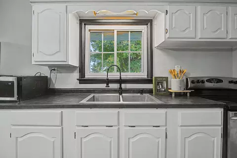 Kitchen - 3842 Fairfield Pike, Springfield, OH 45502 photo 2 of 5