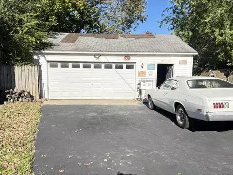 Exterior - 1610 S Sweetbriar Ln, Springfield, OH 45505 photo 3 of 6