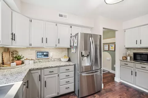 Kitchen - 1101 Spruce Dr, Springfield, OH 45504 photo 5 of 13