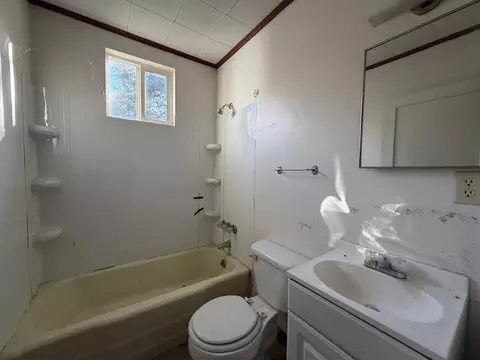 Bath - 825 Mansfield Ave, Springfield, OH 45505 photo 1 of 3
